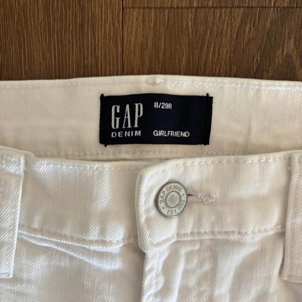 GAP Women's Size 8/29R Girlfriend‎ Jeans White Distressed Streetwear Grunge EUC